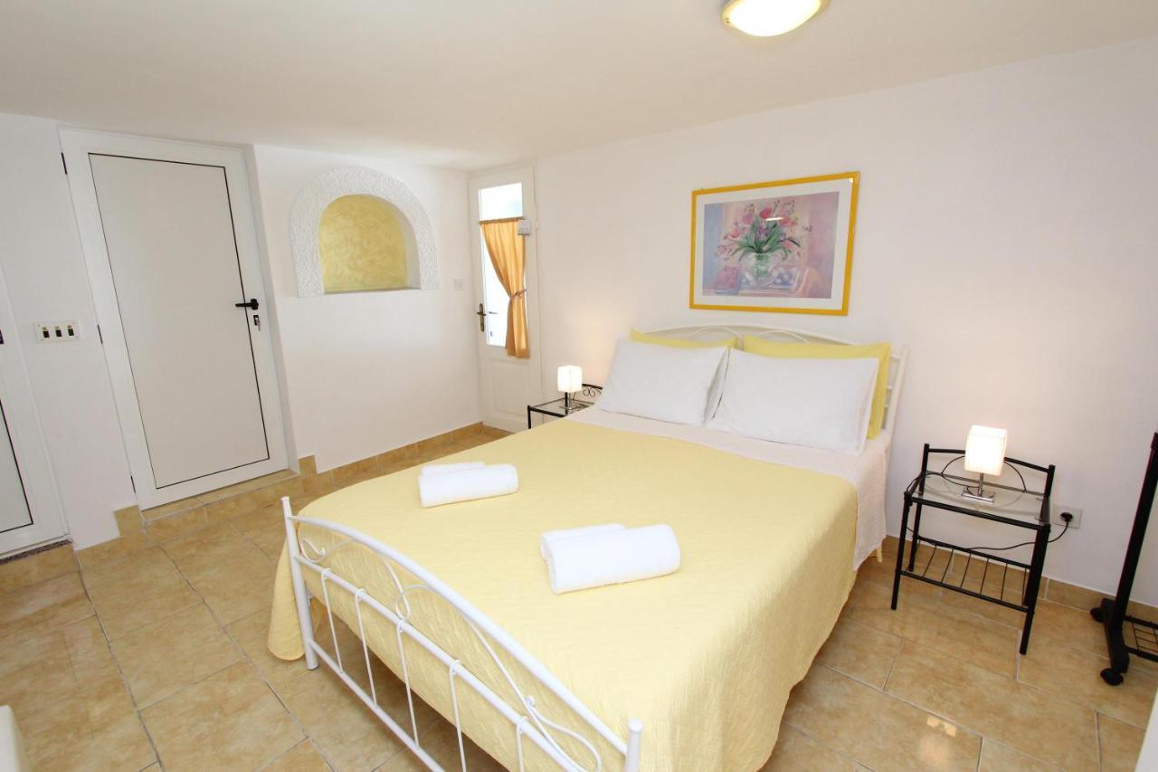 Apartments Knezovic โรวีน ภายนอก รูปภาพ