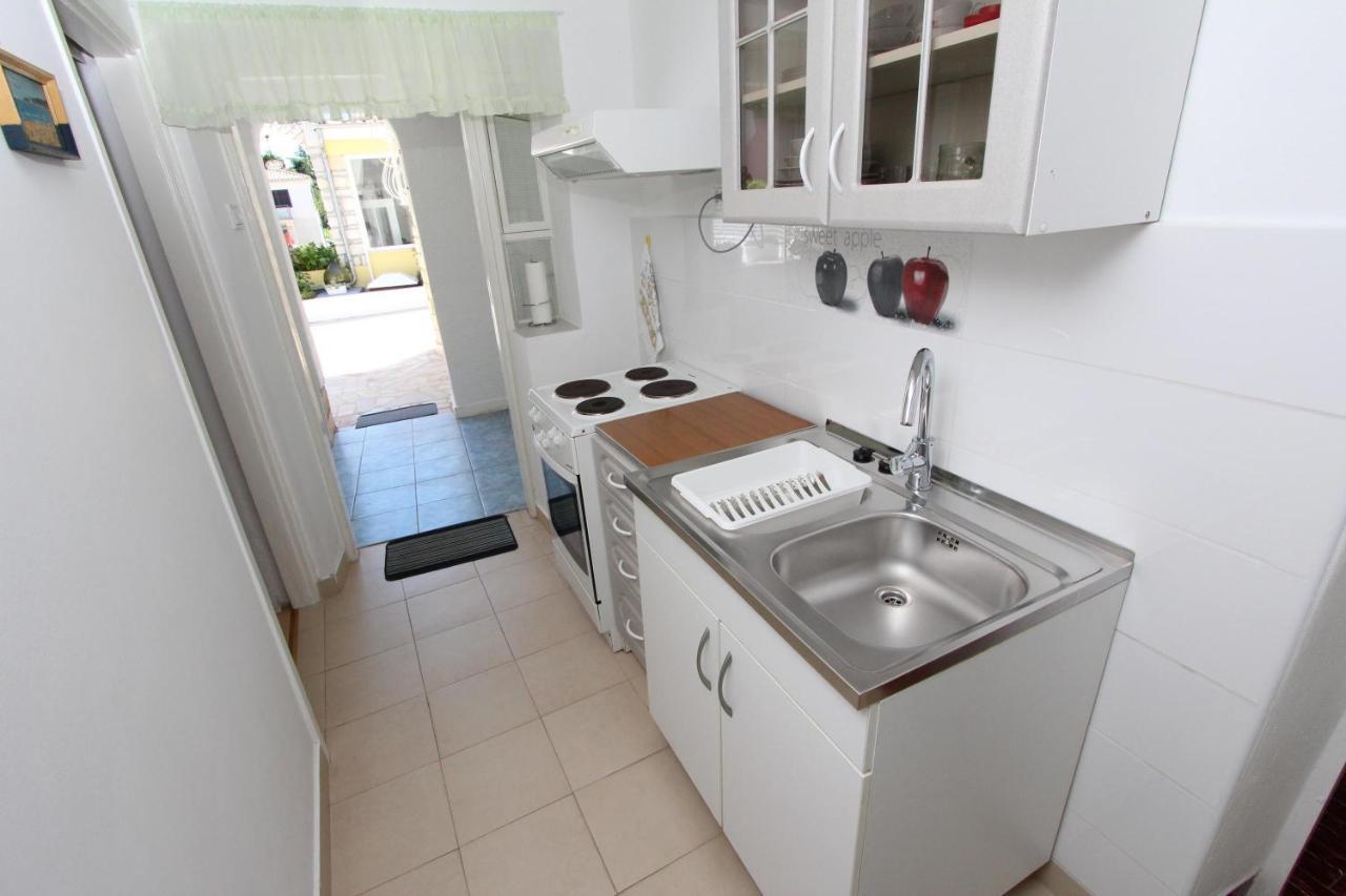 Apartments Knezovic โรวีน ภายนอก รูปภาพ