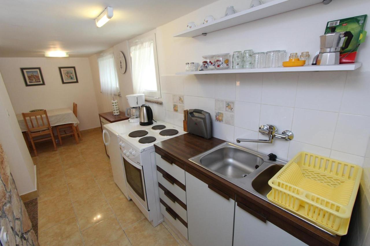 Apartments Knezovic โรวีน ภายนอก รูปภาพ