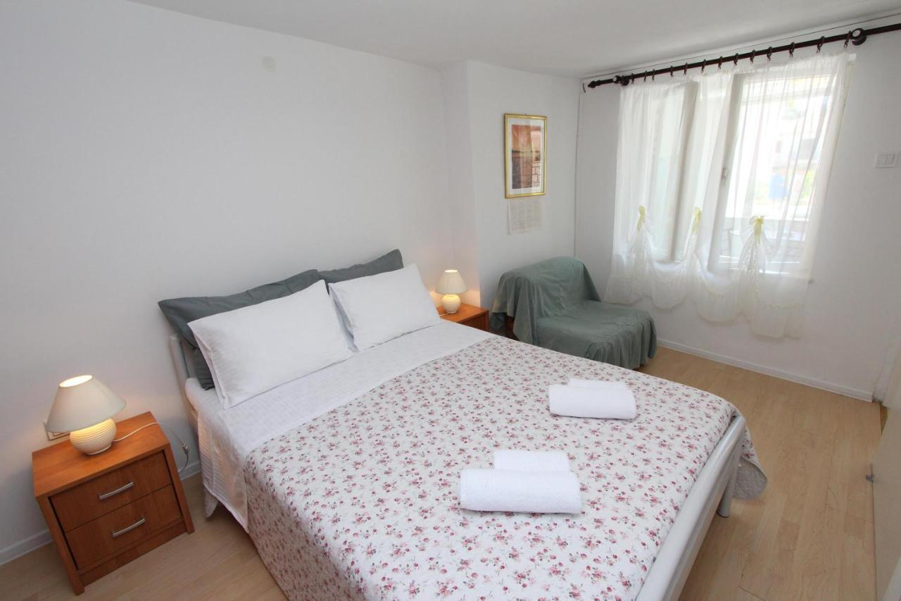 Apartments Knezovic โรวีน ภายนอก รูปภาพ