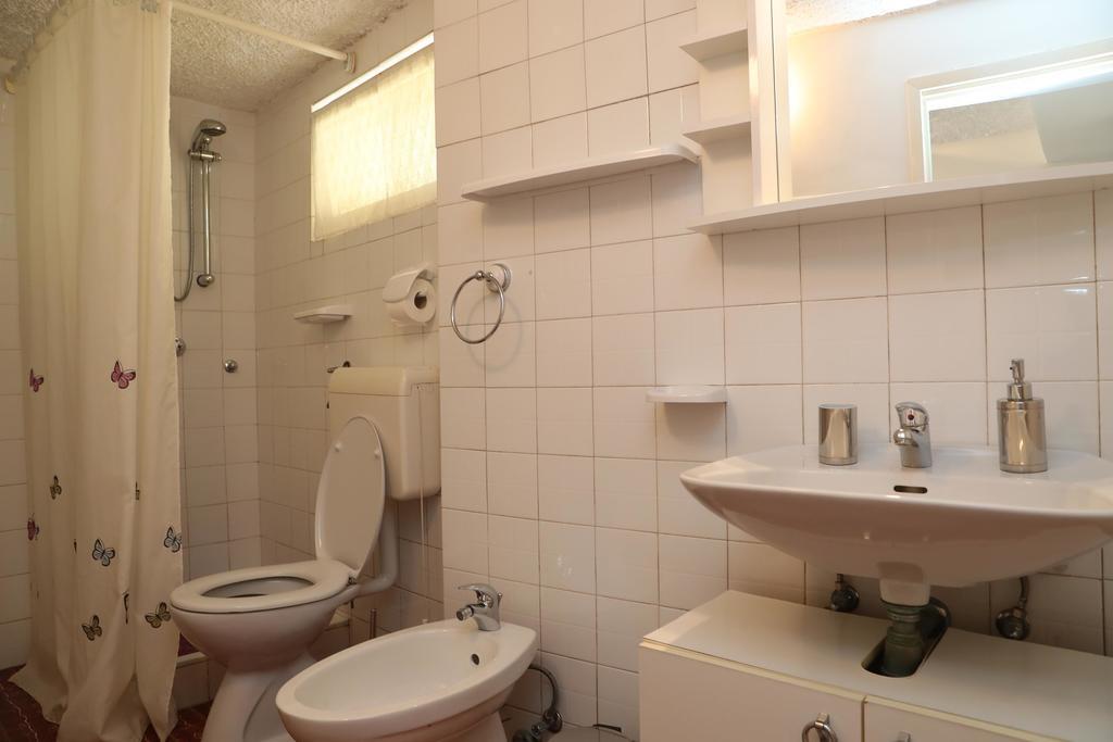 Apartments Knezovic โรวีน ภายนอก รูปภาพ